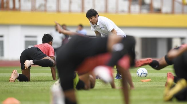 Pelatih Timnas Indonesia Shin Tae-yong memberikan instruksi saat seleksi pemain Timnas Indonesia U-19 di Stadion Wibawa Mukti, Cikarang, Bekasi, Jawa Barat, Senin (13/1/2020). Sebanyak 51 pesepak bola hadir mengikuti seleksi pemain Timnas U-19 yang kemudian akan dipilih 30 nama untuk mengikuti pemusatan latihan di Thailand. ANTARA FOTO/Hafidz Mubarak A/wsj.