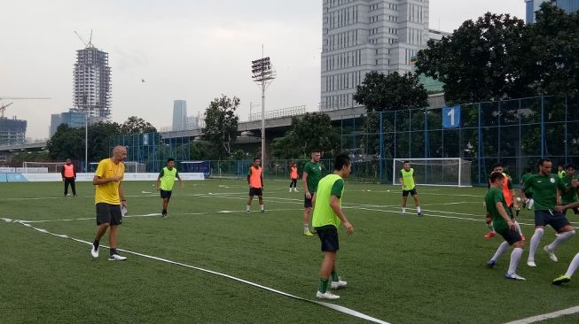 Pelatih PSS Sleman Eduardo Perez memimpin anak asuhannya berlatih di lapangan Aldiron, Jakarta, Jumat (24/1/2020). (suara.com/Adie Prasetyo Nugraha).