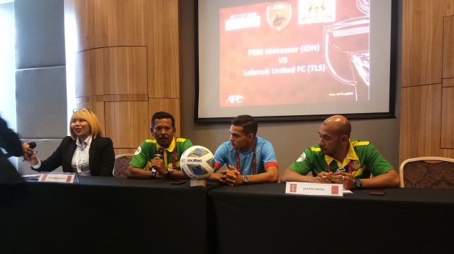  Pemain PSM Makassar Ferdinand Sinaga (kiri), Pelatih PSM Bojan Hodak (kedua kiri), pelatih Lalenok United Yance Matney (kedua kanan), pemain Lalenok United Paulo Freitas (kanan) saat jumpa pers sehari jelang pertandingan kedua tim di Hotel Alana, Sentul, Selasa (28/1/2020). (Suara.com/Adie Prasetyo Nugraha). 