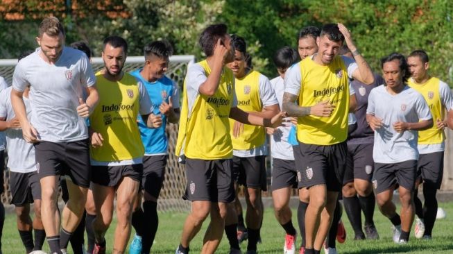 Pesepak bola Bali United melakukan pemanasan dalam sesi latihan di Lapangan Samudra Kuta, Badung, Bali, Jumat (17/1/2020). ANTARA FOTO/Nyoman Hendra Wibowo/nz