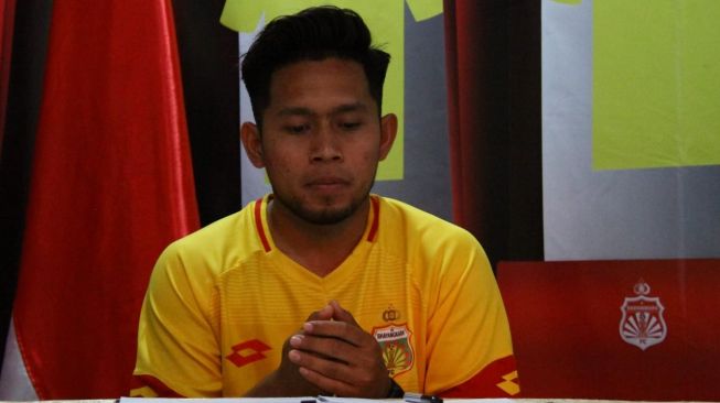 Andik Vermansyah saat menandatangani kontrak bersama dengan Bhayangkara FC. (dok. Bhayangkara FC).