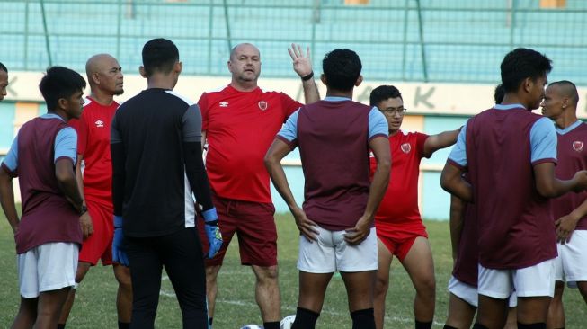 Pelatih PSM Makassar Bojan Hodak (tengah) memberikan arahan kepada pemain pada sesi latihan di lapangan Stadion Mini Cibinong, Bogor, Jawa Barat, Selasa (28/1/2020). Latihan tersebut sebagai persiapan tim PSM Makassar melawan tim Lalenok United pada laga Play-Off Piala AFC 2020 di Stadion Pakansari, Rabu (29/1/2020). ANTARA FOTO/Yulius Satria Wijaya/hp.