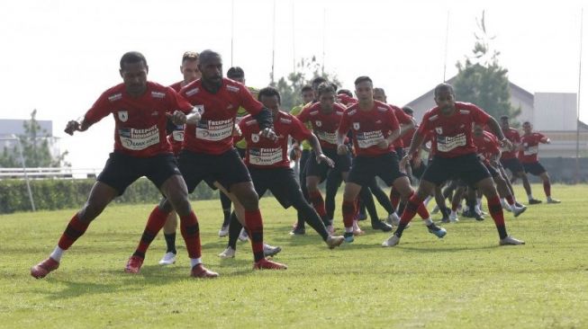 Boaz TE Solossa (dua kiri) bersama sejumlah pemain tim Persipura Jayapura sedang berlatih di Batu, Malang, Jatim. (ANTARA /HO-Persipura Jayapura)