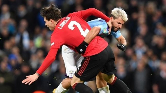 Bek Manchester United Victor Lindelof mencoba merebut bola dari striker Manchester City Sergio Aguero saat leg kedua semifinal Piala Liga Inggris. Paul ELLIS / AFP