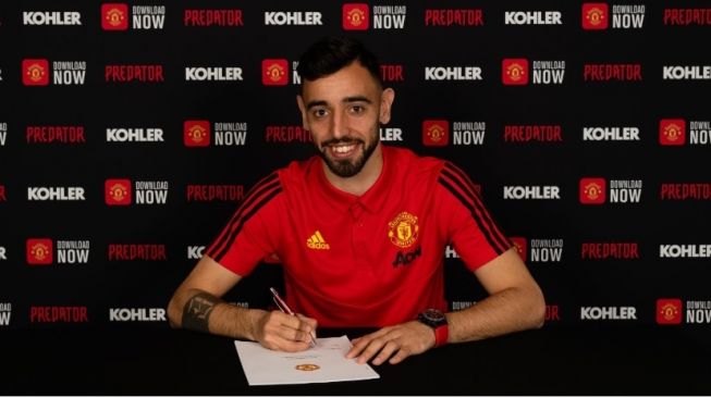 Bruno Fernandes meneken kontrak resmi bergabung dengan Manchester United. (Screenshot Twitter @ManUtd)  