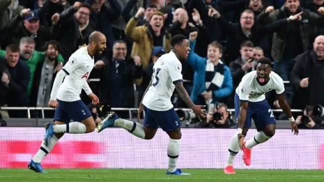 Gelandang anyar Tottenham Hotspur Steven Bergwijn (tengah) merayakan golnya ke gawang Manchester City dalam lanjutan Liga Inggris di Tottenham Hotspur Stadium. Ben STANSALL / AFP