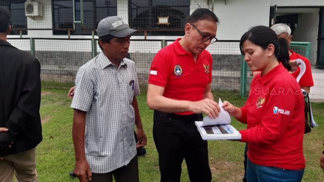 Ketua Umum PSSI, Mochammad Iriawan (tengah) dan Sekjen PSSI Ratu Tisha Destria saat sidak di Lapangan Karanggayam, Surabaya, Minggu (9/2/2020). [Suara.com / Arry S]