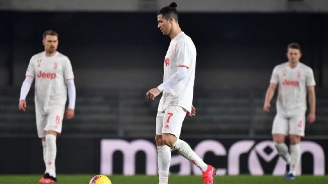 Reaksi bintang Juventus Cristiano Ronaldo (tengah) setelah skuatnya kalah dari Hellas Verona di Marcantonio Bentegodi stadium. MARCO BERTORELLO / AFP