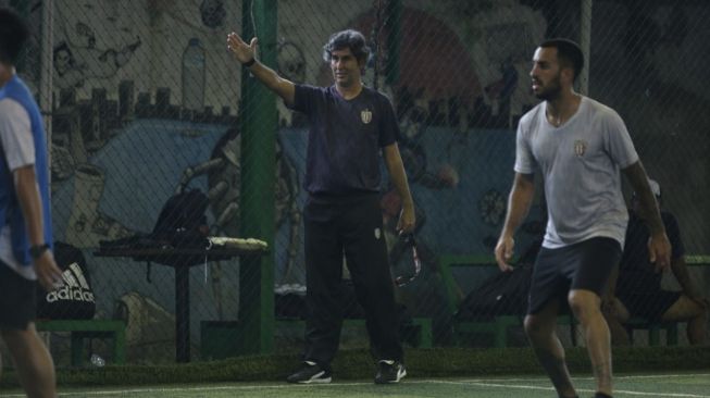 Stefani Cugurra saat mendampingi anak asuhnya di sesi latihan. (Dok, Bali United)