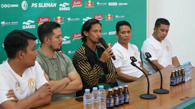 Irfan Bachdim saat diperkenalkan secara resmi oleh PSS Sleman di ruang konferensi pers. (Suara.com/Irwan Febri Rialdi).