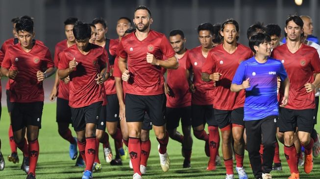 Sejumlah pesepak bola tim nasional Indonesia berlatih di Stadion Madya, kompleks Gelora Bung karno (GBK), Senayan, Jakarta, Jumat (14/2/2020) malam. Sebanyak 30 pesepak bola dari total 34 yang dipanggil mengikuti latihan perdana yang dipimpin Shin Tae-yong. ANTARA FOTO/Aditya Pradana Putra/nz