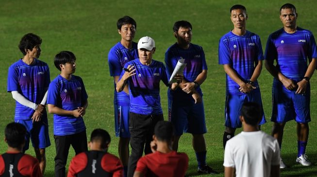 Pelatih Shin Tae-yong (tengah) memimpin latihan tim nasional sepak bola Indonesia di Stadion Madya, kompleks Gelora Bung karno (GBK), Senayan, Jakarta, Jumat (14/2/2020) malam. Sebanyak 30 pesepak bola dari total 34 yang dipanggil mengikuti latihan perdana yang dipimpin Shin Tae-yong. ANTARA FOTO/Aditya Pradana Putra/nz