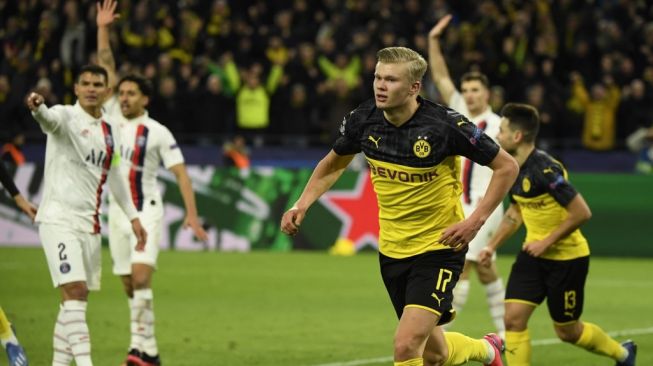 Penyerang andalan Borussia Dortmund, Erling Braut Haaland usai mencetak gol ke gawang Paris Saint-Germain pada laga Liga Champions 2019/2020 di Signal Iduna Park, Rabu (19/2/2020) dini hari WIB. [Ina Fassbender / AFP]