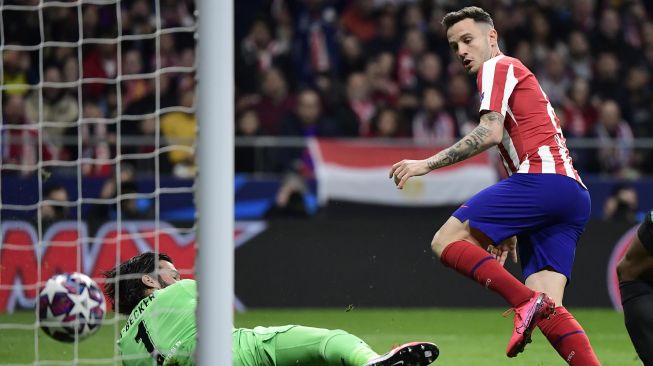 Gelandang Atletico Madrid Saul Niguez mencetak gol pembuka selama selama pertandingan sepakbola leg pertama babak 16 besar Liga Champions antara Atletico Madrid melawan Liverpool di stadion Wanda Metropolitano, Madrid, Rabu (19/2) dini hari WIB. [JAVIER SORIANO / AFP]