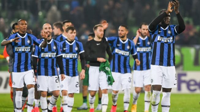 Penyerang Inter Milan, Romelu Lukaku memberi aplaus kepada suporter usai laga Liga Europa 2019/2020 kontra Ludogorets di Ludogorets Arena, Bulgaria, Jumat (21/2/2020) dini hari WIB. [NIKOLAY DOYCHINOV / AFP]