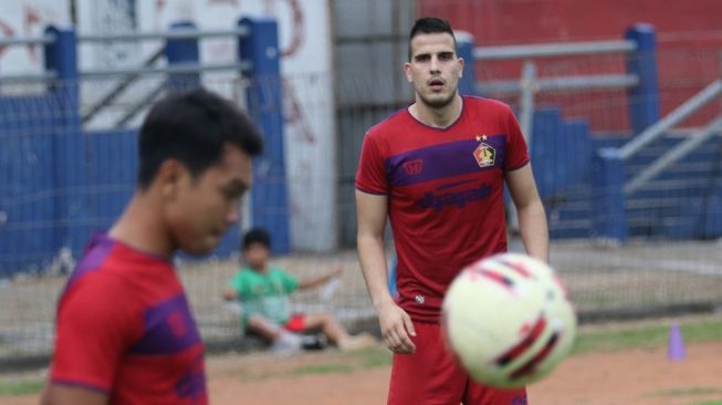 Pemain baru Persik Kediri Ante Bakmaz (kanan) mengikuti latihan perdananya di stadion Brawijaya, Kota Kediri, Jawa Timur, Kamis (6/2/2020). Persik Kediri merekrut mantan pemain Madura United yang berasal dari Australia tersebut untuk menempati posisi bek tengah pada kompetisi Liga 1 musim kompetisi 2020 mendatang. ANTARA FOTO/Prasetia Fauzani/foc.