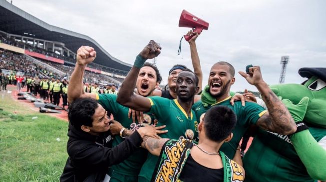 Gelandang serang Persebaya Surabaya, Makan Konate (tengah) merayakan gol bersama David da Silva dan Mahmoud Eid, usai membobol gawang Persija Jakarta. (Dok. Persebaya)