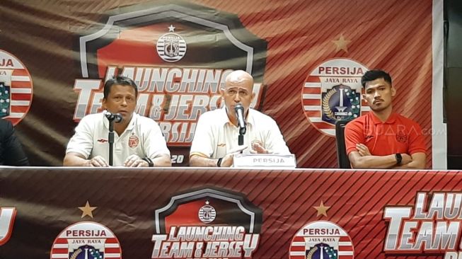 Pelatih Persija Jakarta, Sergio Farias (kiri) dan pemain Heri Susanto (kanan) memberikan keterangan pers usai pertandingan melawan Geylang International di SUGBK, Senayan, Jakarta, Minggu (23/2/2020) malam. (Suara.com/Adie Prasetyo Nugraha)