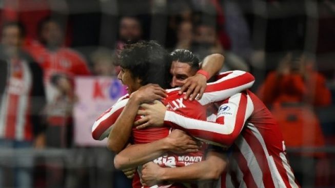 Para pemain Atletico Madrid merayakan gol Joao Felix (kiri) saat menghadapi Villarreal CF di Wanda Metropolitano stadium, Madrid. GABRIEL BOUYS / AFP