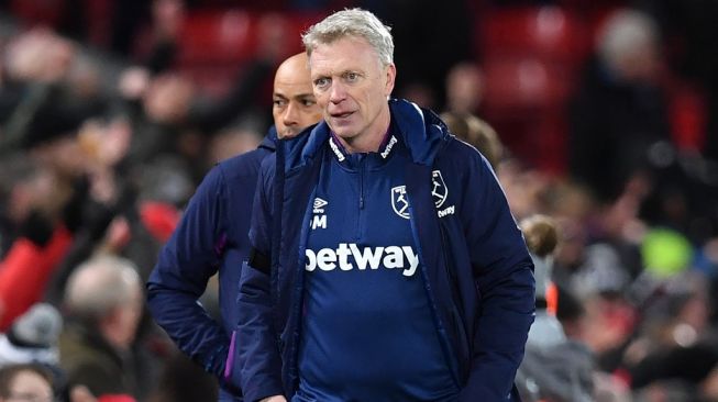 Gestur manajer West Ham United, David Moyes pada laga Liga Inggris 2019/2020 kontra Liverpool di Anfield, Selasa (25/2/2020) dini hari WIB. [Paul ELLIS / AFP]