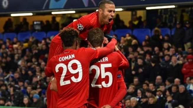 Para pemain Bayern Munich merayakan gol Serge Gnabry ke gawang Chelsea pada leg pertama babak 16 besar Liga Champions di Stamford Bridge. Glyn KIRK / AFP