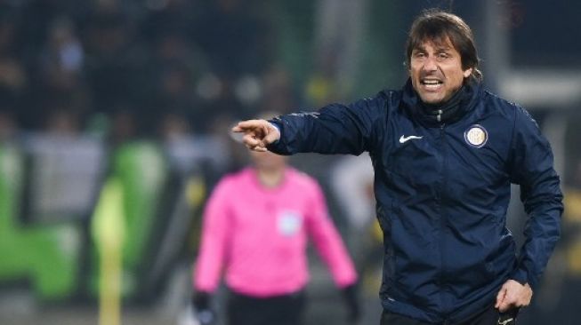 Pelatih Inter Milan Antonio Conte memberi instruksi kepada para pemain dari pinggir lapangan saat menghadapi Ludogorets di leg pertama babak 32 besar Liga Europa, 21 Februari 2020. [AFP]