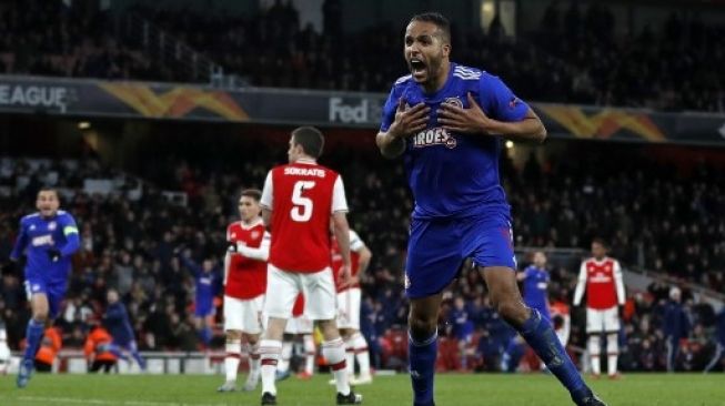 Striker Olympiakos Youssef El-Arabi celebrates (tengah) merayakan golnya ke gawang Arsenal lewat perpanjangan waktu di laga leg kedua babak 32 besar Liga Europa di Emirates stadium. Adrian DENNIS / AFP