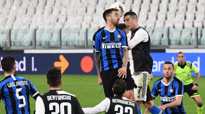 Pemain depan Juventus Cristiano Ronaldo berebut bola dengan gelandang Inter Milan Matias Vecino  selama pertandingan sepak bola Serie A Italia Juventus melawan Inter Milan, di Juventus Stadium, Turin, Italia, Senin (9/3) dini hari WIB.  Vincenzo PINTO / AFP