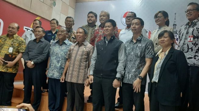 Wakil Ketua Umum PSSI Cucu Somantri usai melakukan pertemuan dengan Menpora Zainudin Amali bersama beberapa perwakilan cabang olahraga membahas nasib keberlangsungan kompetisi di Indonesia, Jumat (13/3/2020). (Suara.com/Adie Prasetyo Nugraha)