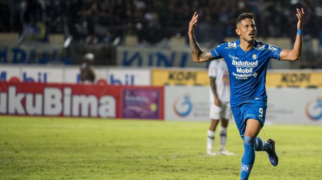 Pesepak bola Persib Bandung Wander Luiz Queiroz Dias (kanan) merayakan selebrasi seusai memasukkan gol ke gawang PSS Sleman saat pertandingan Sepak Bola Liga 1 2020 di stadion Si Jalak Harupat, Kabupaten Bandung, Jawa Barat, Minggu (15/3/2020). ANTARA FOTO/M Agung Rajasa