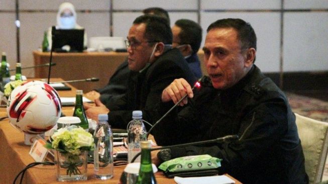 Ketua Umum PSSI M. Iriawan saat memimpin rapat bersama manajemen seluruh klub Liga 1 dan Liga 2 di Jakarta, Senin (16/3/2020). (ANTARA/HO/Media PSSI)