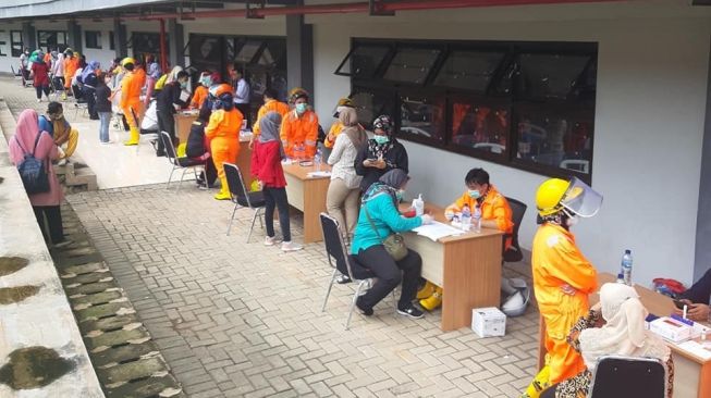 Suasana pemeriksaan rapid test Virus Corona di Stadion Patriot Candrabhaga Kota Bekasi pada Rabu (25/3/2020). [Suara.com/M Yacub]