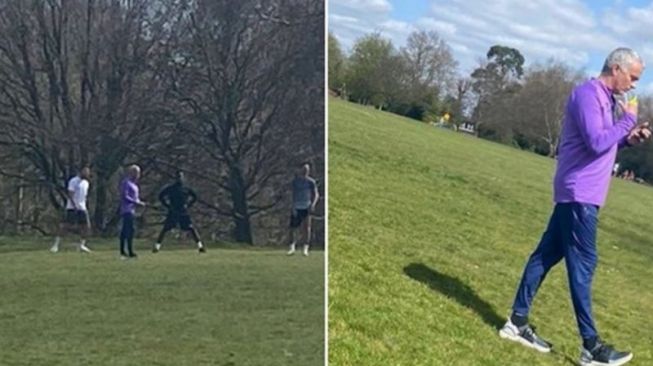 Manajer Tottenham Hotspur, Jose Mourinho terlihat mengawasi latihan beberapa pemainnya. (Foto: Sky Sports)