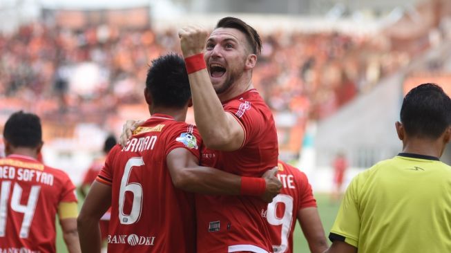 Bek Persija Jakarta Maman Abdurrahman saat merayakan gol bersama dengan Marko Simic (dok. Persija) 