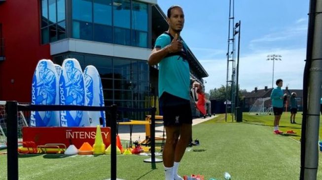 Bek Liverpool, Virgil van Dijk berlatih di pusat latihan klub di Melwood, Liverpool, Inggris, Rabu (20/5/2020). [Laman resmi Liverpool]