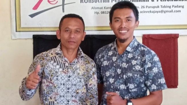 Mantan juara dunia tinju kelas terbang IBF dan WBA, Muhammad Rachman (kiri). [Instagram]