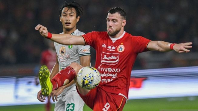 Pesepak bola Persija Jakarta Marko Simic (kanan) berebut bola dengan pemain Persebaya Surabaya Hansamu Yama Pranata (kiri) dalam lanjutan Liga-1 Indonesia di Stadion Utama Gelora Bung Karno (GBK), Jakarta, Selasa (17/12/2019) ANTARA FOTO/M Risyal Hidayat (ANTARA FOTO/M RISYAL HIDAYAT) 