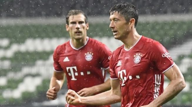 Penyerang Bayern Munich Robert Lewandowski merayakan golnya ke gawang Werder Bremen dalam lanjutan Liga Jerman. Martin MEISSNER / POOL / AFP