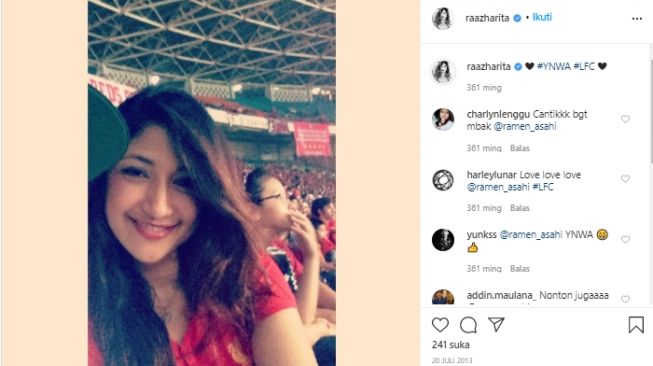 Rahma Azhari saat mengenakan jersey Liverpool. (Instagram/@raazharita).