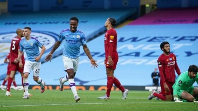 Pemain Manchester City Raheem Sterling (tengah) merayakan golnya ke gawang Liverpool dalam lanjutan Liga Inggris di Etihad Stadium di Manchester. Dave Thompson / POOL / AFP