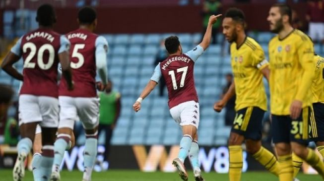 Gelandang Aston Villa Trezeguet (tengah) merayakan golnya ke gawang Arsenal dalam lanjutan Liga Inggris di Villa Park. Shaun Botterill / POOL / AFP