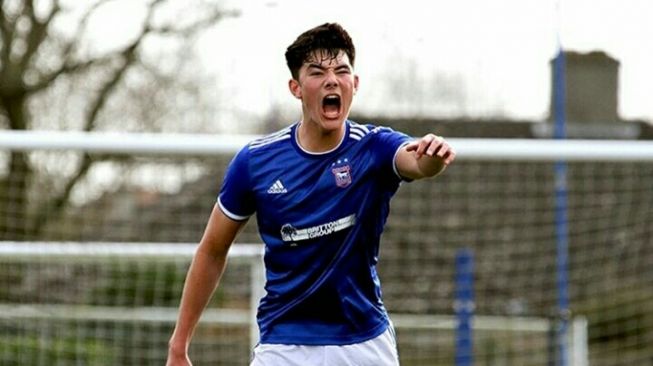 Bek sentral Ipswich Town U-18, Elkan Baggott dipanggil manajer pelatih Shin Tae-yong untuk mengikuti TC Timnas Indonesia U-19. (Instagram @elkanbaggott)