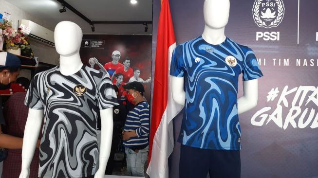 Jersey away penjaga gawang (biru) dan home (hitam) Timnas Indonesia. (Suara.com/Adie Prasetyo Nugraha)