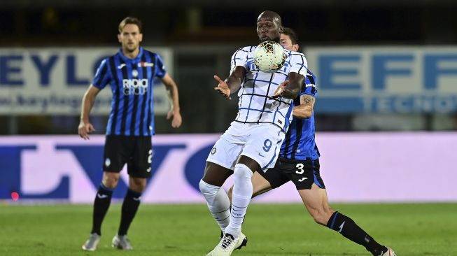 Pemain depan Inter Milan Romelu Lukaku berjuang untuk mempertahankan bola dengan bek Atalanta Mattia Caldara saat pertandingan sepak bola Serie A Italia Atalanta melawan Inter di stadion Atleti Azzurri d'Italia, Bergamopada, Sabtu (1/8/2020). [Miguel Medina/ AFP]