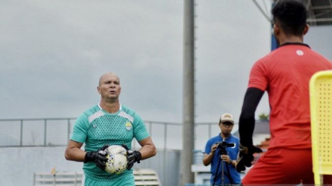 Pelatih kiper Persib Bandung, Luizinho Passos. [ANTARA/Bagus Ahmad Rizaldi]