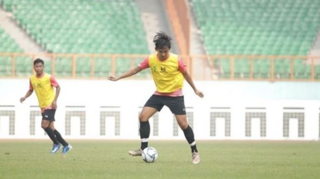 Penggawa Bali United Youth, Komang Tri Arta Wiguna, saat mengikuti TC bersama timnas U-19 di Thailand. (Dok. Bali United)