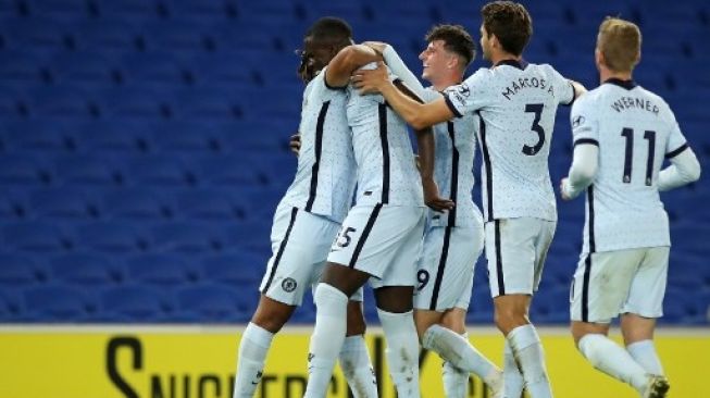 Ekspresi kebahagiaan para pemain Chelsea usai Kurt Zouma mencetak gol ke gawang Brighton, Selasa (15/9/2020). (Peter Czlborra/AFP).