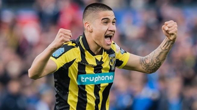 Fullback Fiorentina, Kevin Diks kala masih memperkuat Vitesse Arnhem di Eredivisie Belanda. [Laman resmi PSSI]