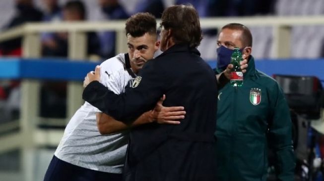 Striker timnas Italia Stephan El Shaarawy (kiri) merayakan golnya sang pelatih Roberto Mancini saat menghadapi Moldova dalam laga uji coba di Artemio-Franchi stadium. Isabella BONOTTO / AFP