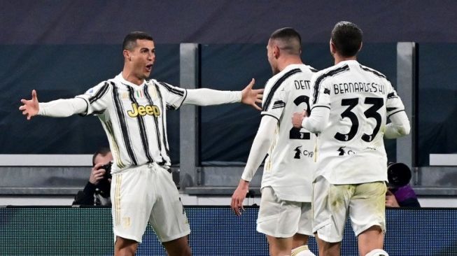 Penyerang Juventus Cristiano Ronaldo (kiri) merayakan gol yang dicetaknya ke gawang Cagliari pada pertandingan Liga Italia yang dimainkan di Allianz Stadium, Turin, Sabtu (21/11/2020). (ANTARA/AFP/MIGUEL MEDINA)